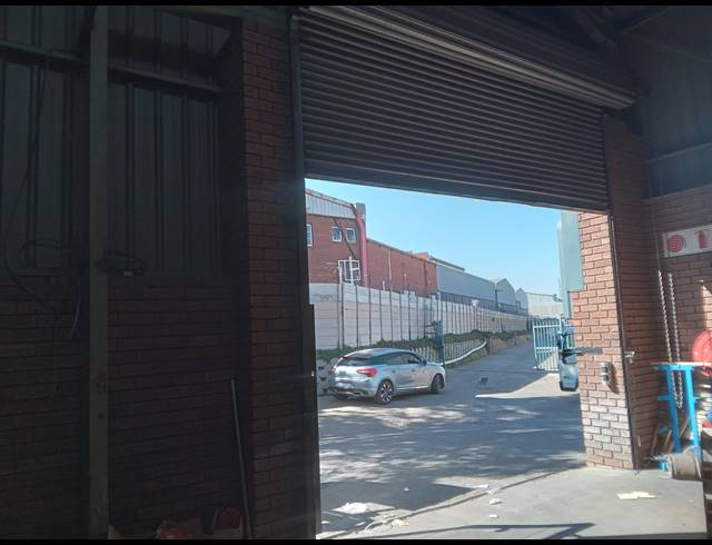 320M² OFFICE TO LET IN JET PARK